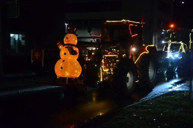 Der beleuchtete Weihnachtsmann erhielt Applaus von den Passanten | Foto: André Welle