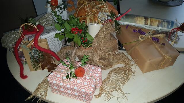 Auf diesem Gabentisch liegen nachhaltig verpackte Geschenke aus natürlichen und wiederverwendbaren Materialien | Foto: Abfallberatung LK Stade