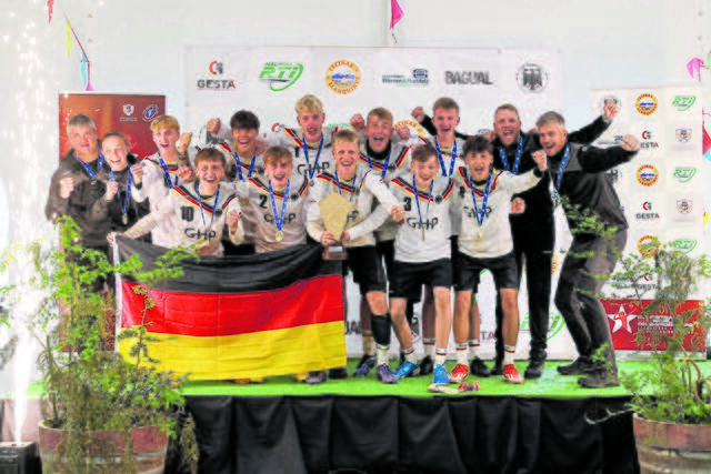 Die deutsche Faustball-U18-Nationalmannschaft mit den Trainern von rechts  Kolja Meyer, daneben letzte Reihe Trainer Tim Lemke, letzte Reihe von rechts die Spieler: Jakob Heeskens, Thorge Neddenrieb, Joris Finkel,Marvin Becker, Philipp Behrenz, zweite von links Physiotherapeutin Sarah Burkardt, links daneben Delegationsleiter Markus Knodel, Spieler von links untere Reihe, Jakob Sailer, Moritz Hüper, Ricardo Lebherz, Maximilian Ortmeier, Mats Herrmanns | Foto: Uwe Spille