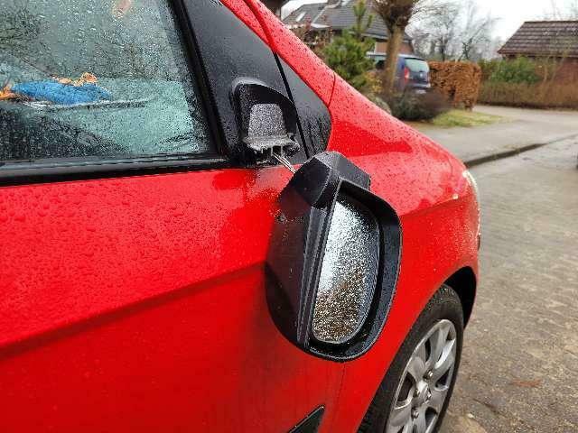 Dieser Außenspiegel wurde gewaltsam abgebrochen | Foto: Polizei