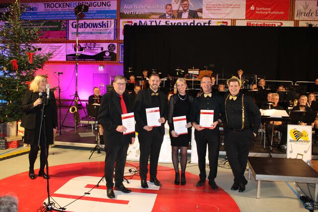 Astrid Neben vom Orchester-Vorstand (v. li.) moderierte die Ehrung von Hermann und Clemens Steinke, Janine Tadsen, Robin Hoyer und Karsten Henning | Foto: ce