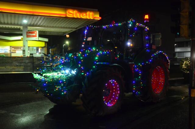 Die Traktoren waren bunt beleuchtet | Foto: André Welle