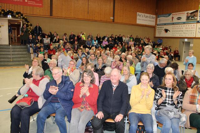 Das Publikum in der Eyendorfer Sporthalle belohnte das Gehörte und Gesehene mit viel Beifall | Foto: ce