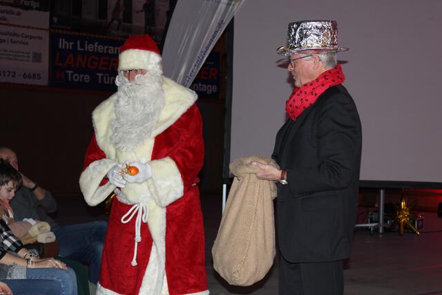 Auch der Weihnachtsmann schaute beim Adventskonzert vorbei | Foto: ce