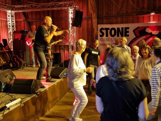 Stimmung in der Kulturscheune mit "Stone"  | Foto: ig