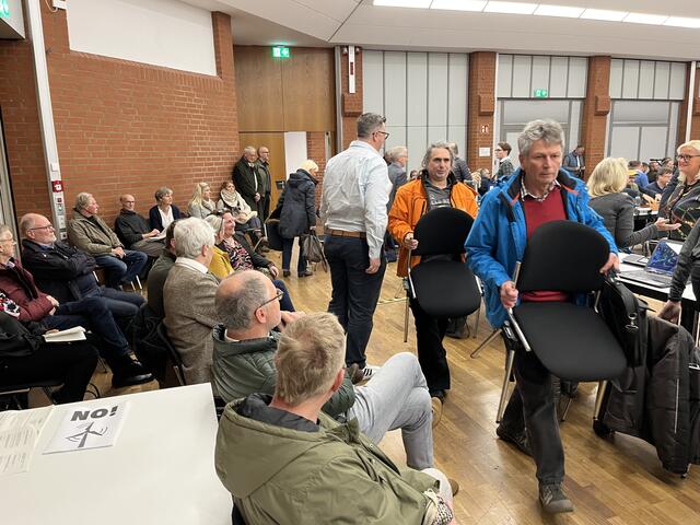 Zuschauer suchen sich einen Platz | Foto: sra