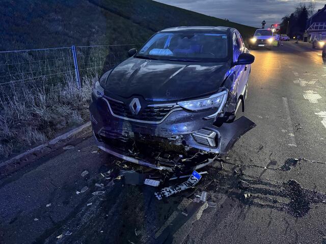 Auch die Schäden am Renault sind beträchtlich | Foto: Polizei