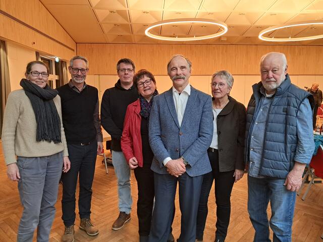 Ulrich Hahn (dritter v. re.) wurde von seinen Fraktionsmitglieder freudig begrüßt | Foto: Anika Werner