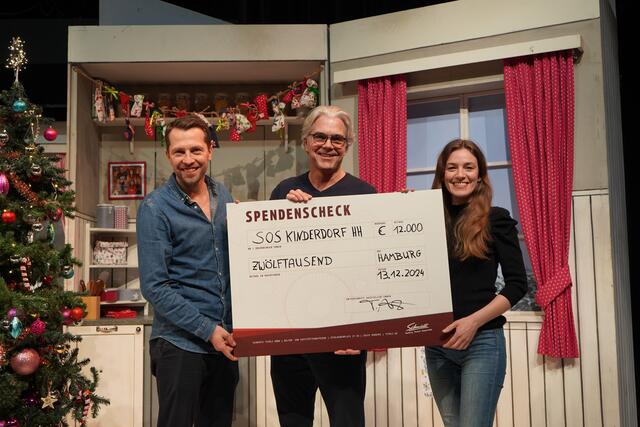 „Weihnachtsbäckerei“-Kindertag 2024 (v. li.): Hannes Vater, Torsten Rebbe und Tessa Aust mit dem Spendenscheck | Foto: Schmidts Tivoli GmbH