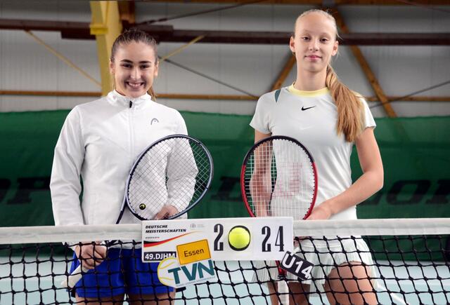 Isabella Abendroth (re.) mit ihrer Finalgegnerin Marlene Sczech (TC Schorndorf 1902) am Netz | Foto: Tennisverband
