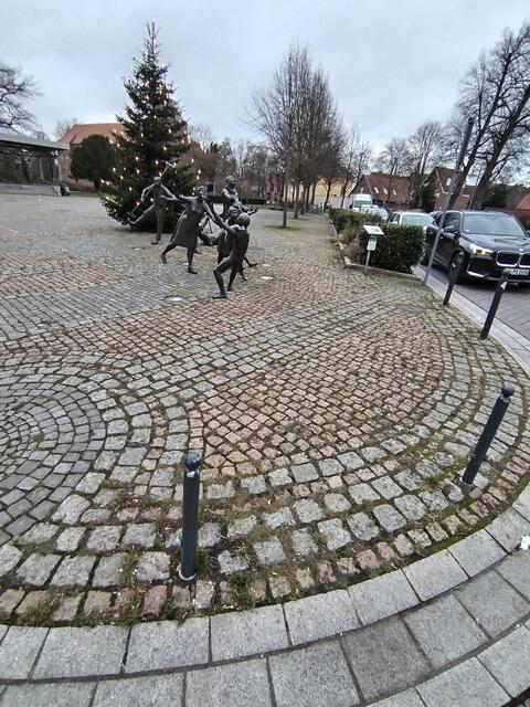 Grüner Vorplatz Rathaus. Leider Unkraut und Gras. | Foto: Rüdiger Störtebecker