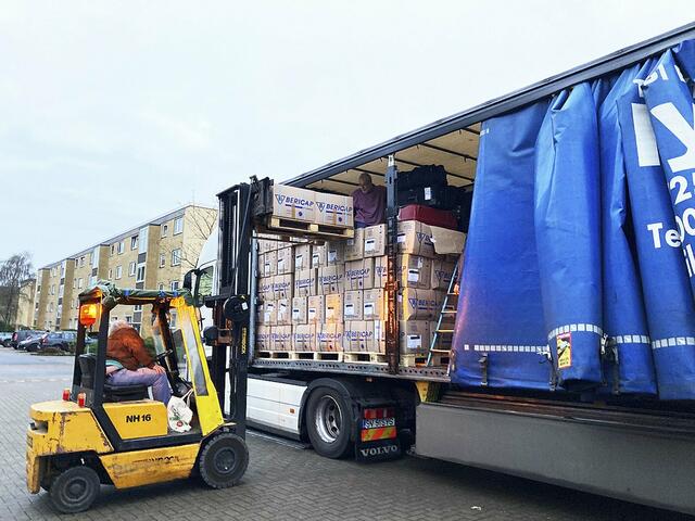 Sozialwerk-Mitarbeiter bei der Lkw-Beladung | Foto: Danila Franz