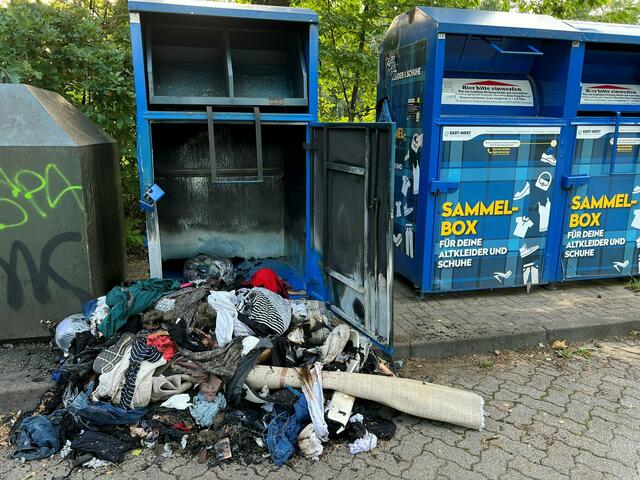 Die öffentlichen Altkleidercontainer sind häufig Ziel von Vandalismus. Oder der Platz davor wird zugemüllt | Foto: Reglitzky