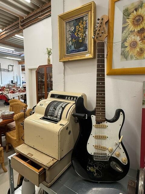 Ein Rundgang durch die Möbelscheunen lohnt immer – hier findet man auch ausgefallene Stücke wie diese alte Registrierkasse und eine alte E-Gitarre | Foto: Landkreis Harburg