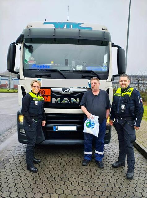 Diesmal keine Kontrolle: Die meisten angesprochenen Lkw-Fahrer freuten sich über die Weihnachtsleckerein | Foto: Autobahnpolizei Winsen