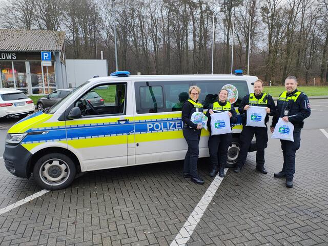 Der Fernfahrerstammtisch der Polizeidirektion Lüneburg schenkt Lkw-Fahrern einen Moment der Freude | Foto: Autobahnpolizei Winsen