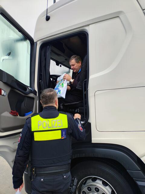 Die Polizisten hatten weihnachtliche Grüße für diejenigen im Gepäck, die nicht zuhause bei ihren Familien sein konnten | Foto: Autobahnpolizei Winsen