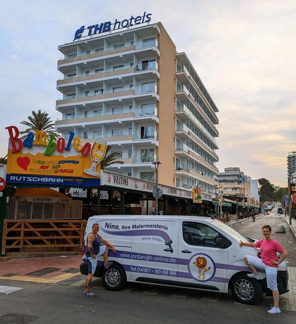 Die zwei Malermeisterinnen Janine Jordan (li.) und Janine Hohls waren auf der spanischen Insel Mallorca tätig | Foto: Jordan