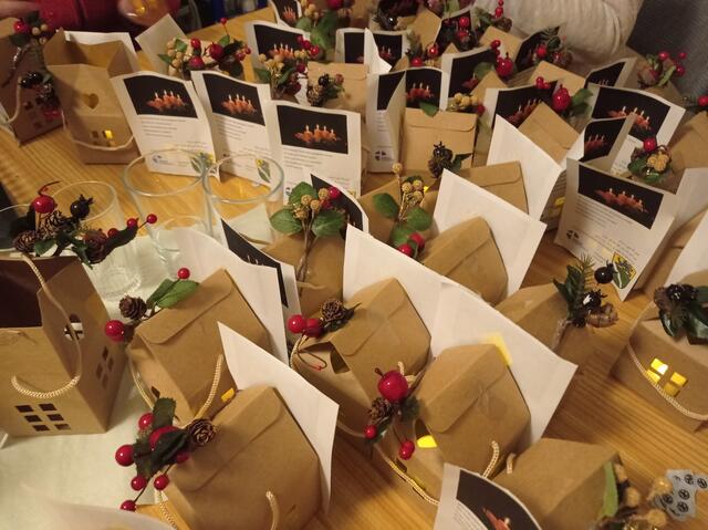 Die für die Flüchtlinge in Marschacht und ihre Nachbarn gebastelten Miniatur-Häuschen mit Weihnachtsdeko | Foto: Kirchenkreis Winsen