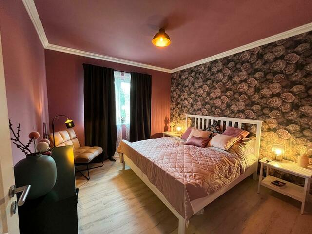 Ein Schlafzimmer, in dem Tapete, Wandfarbe und Stuckleiste aufeinander abgestimmt sind | Foto: Jordan