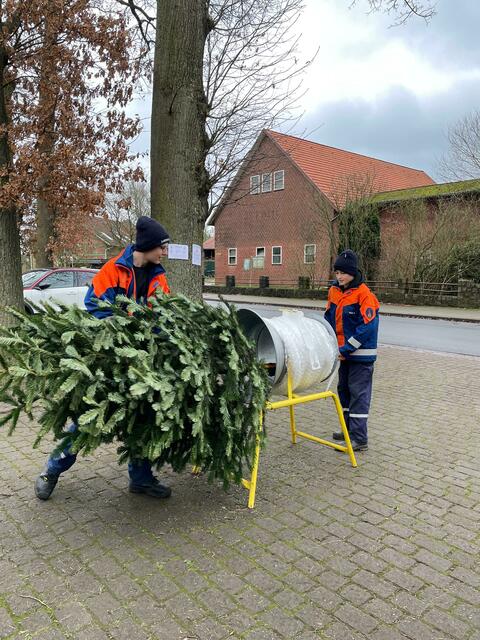 Für den Verkauf auf dem Eichhof in Wulfsen wurden die Weihnachtsbäume von der Jugendfeuerwehr in Netze verpackt | Foto: JF Wulfsen-Garstedt