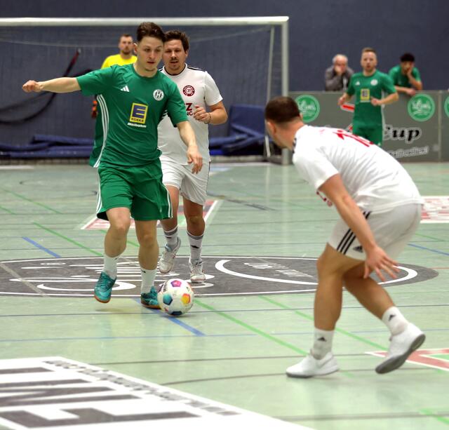 Julian Kühn (Mitte) von Buchholz 08 war seinem Harsefelder Gegenspieler dicht an den Fersen | Foto: cc