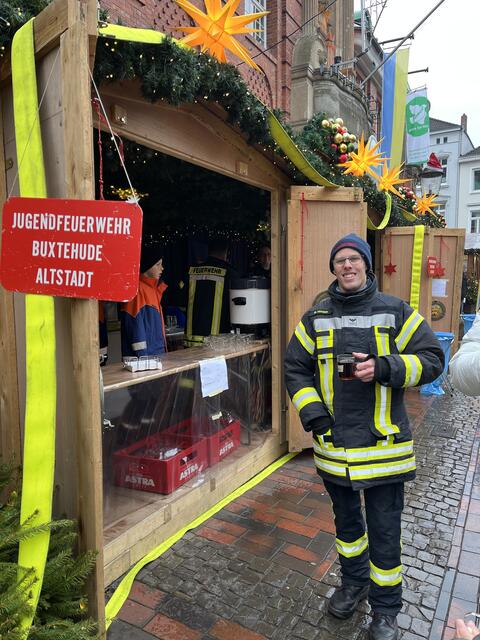 Die Jugendfeuerwehr Buxtehude Altstadt genießt die letzten Stunden des Marktes. | Foto: sapo