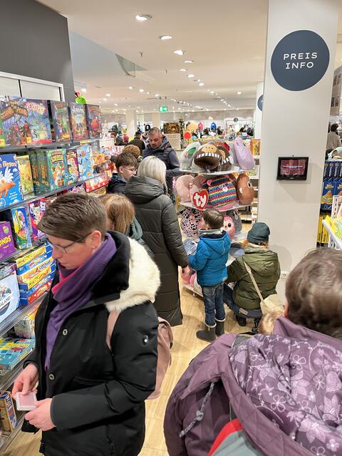 In der Kinderabteilung bei Stackmann wurde fleißig getauscht und das Weihnachtsgeld in neue Spielsachen investiert. | Foto: sapo