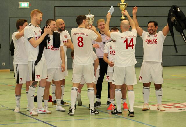 Das 08-Team mit den glitzernden Trophäen | Foto: cc