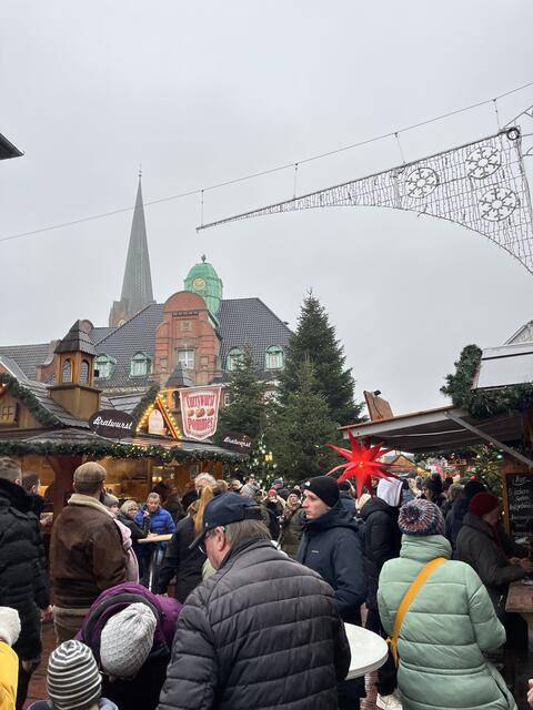 Volle Gassen vor dem Rathaus und der Petri-Kirche. | Foto: sapo