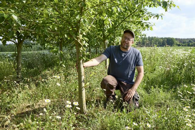 Jochen Hartmann erklärt, wie er auf seinem Hof mehr Artenvielfalt fördert | Foto: Robert Schlossnickel