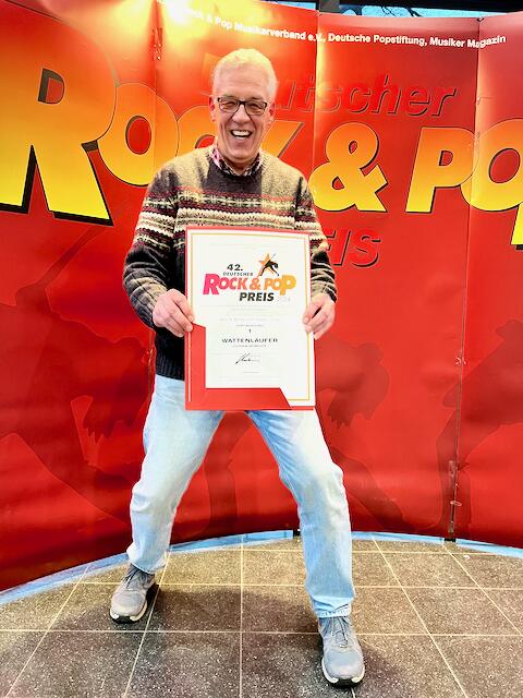 "Wattenläufer"-Sänger Dieter Hamann mit der Siegerurkunde für die "Beste Mundart-Band" | Foto: Hamann