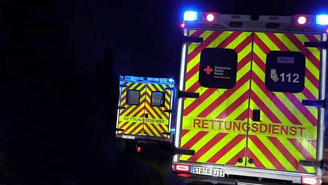 Der Rettungsdienst musste in der Silvesternacht nach Drochtersen eilen. Ein Mann wurde durch einen Böller lebensgefährlich verletzt (Symbolbild) | Foto: Polizei