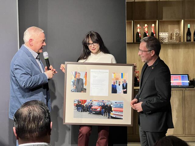 Die Ukrainer Grischa Kaflowsky (li.) und Liliya Makukh überreichen Landrat Kai Seefried ein Dankeschön mit persönlicher Widmung von Ex-Staatschef Leonid Kutschma | Foto: Daniel Beneke