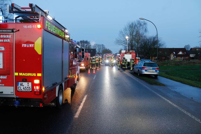 Einsatzkräfte der Feuerwehr und der Polizei am Unfallort | Foto: Lutz Wreide