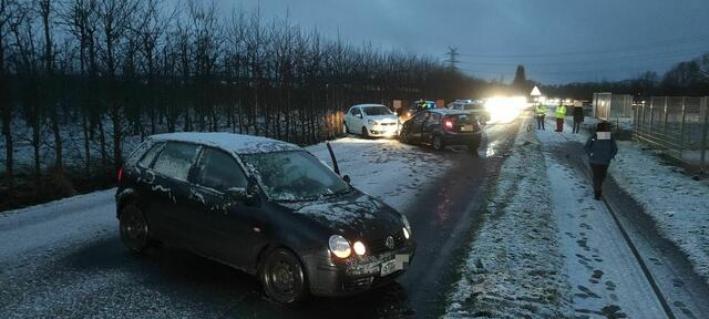 In Hollern-Twielenfleth geriet ein Auto auf der glatten Straße in den Gegenverkehr | Foto: Polizei
