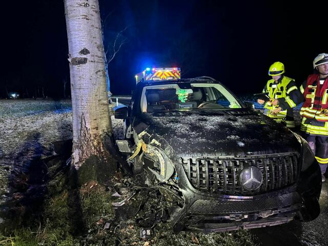 Auf der K64 zwischen Kakerbeck und Bargstedt krachte ein Mercdes-SUV gegen einen Baum | Foto: Polizei