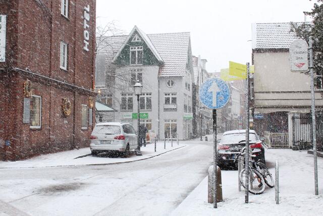 Auch die übriggebliebene Weihnachtsbeleuchtung kommt im Schnee gut zur Geltung. | Foto: Pauline Bellmann
