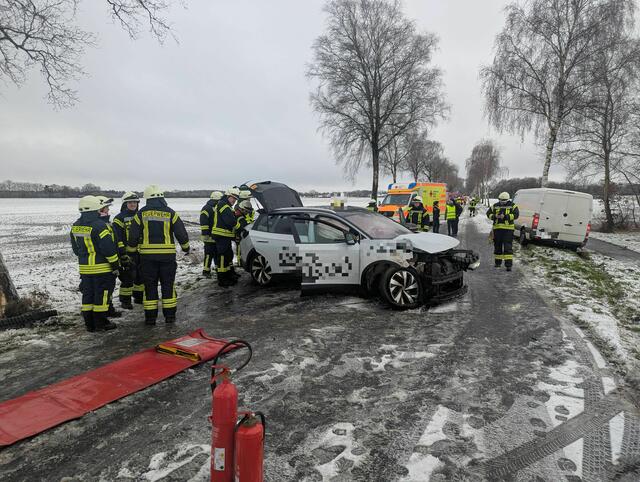 Es rückten Feuerwehrleute aus mehreren Ortsfeuerwehren an | Foto: Polizei