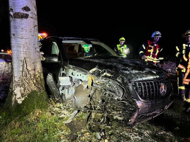 Auf der K64 zwischen Kakerbeck und Bargstedt krachte ein Mercdes-SUV gegen einen Baum | Foto: Polizei