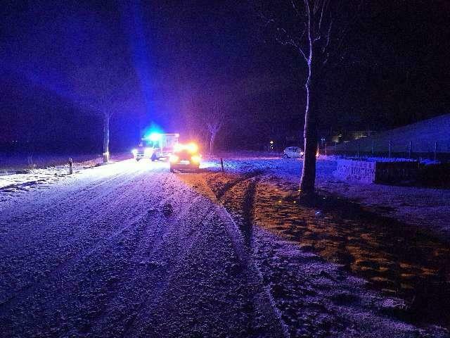 Die Spuren zeigen, wie der Daihatsu von der Fahrbahn gerutscht ist | Foto: Polizei