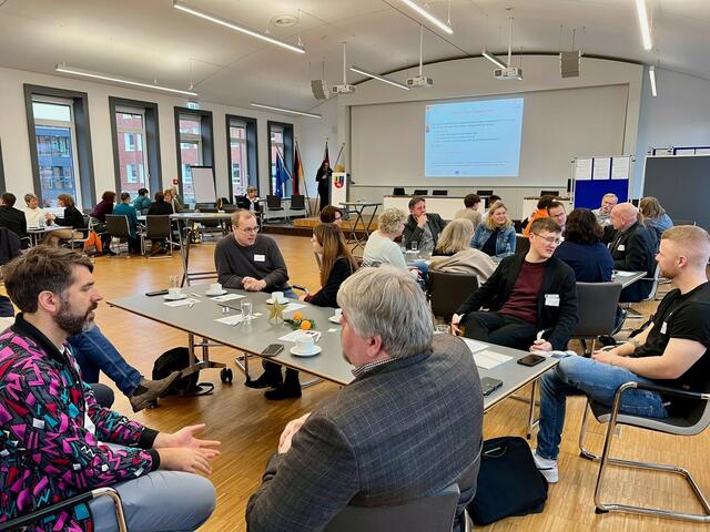 Mehr als 50 Fach- und Führungskräfte aus der Wirtschaft, Politik und Verwaltung, von Schulen und anderen Institutionen kamen zum Zukunftsforum Bildung ins Stader Kreishaus zusammen, um gemeinsam die Bildungsregion zu gestalten. | Foto: Landkreis Stade / Nina Dede