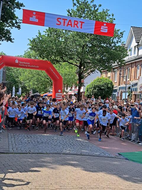 Die Sparkasse fördert zahlreiche regionale Veranstaltungen wie die beliebten Stadtläufe in Buchholz und Buxtehude | Foto: Sparkasse Harburg-Buxtehude