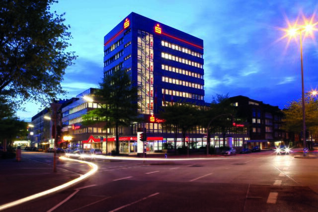 Die Zentral der Sparkasse in Harburg in der Nacht | Foto: Sparkasse Harburg-Buxtehude