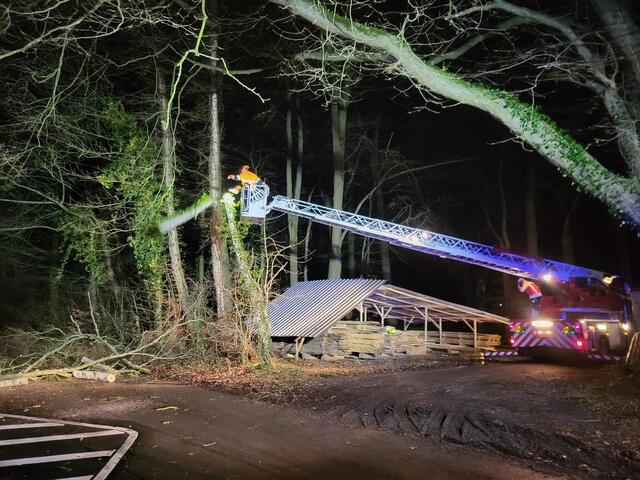 In der Bahnhofstraße in Hittfeld drohte zudem ein Baum umzustürzen, dieser wurde über die Drehleiter beseitigt. | Foto: Feuerwehr Seevetal