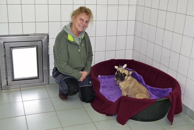 Doris Firlus mit "Erna" in einem der Zwinger für die Hunde | | Foto: bim