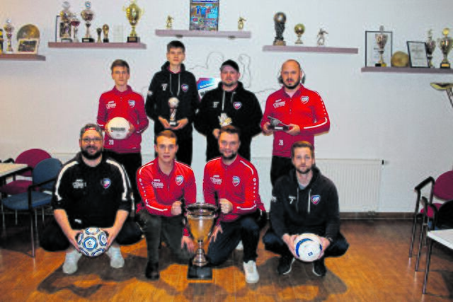 Das Turnier-Organisationsteam: (vorne, v. li.) Trainer Christopher Ramm, 2. SG-SaGa-Vorsitzender Pascal Milkereit, Yannik Alex und Dennis Lübberstedt sowie (hi., v .li.) Lennard Marker, Simon Buttchereit, Marcel Petersen und Arkadiusz Sawosz. Es fehlt Sören Westermann | Foto: ce