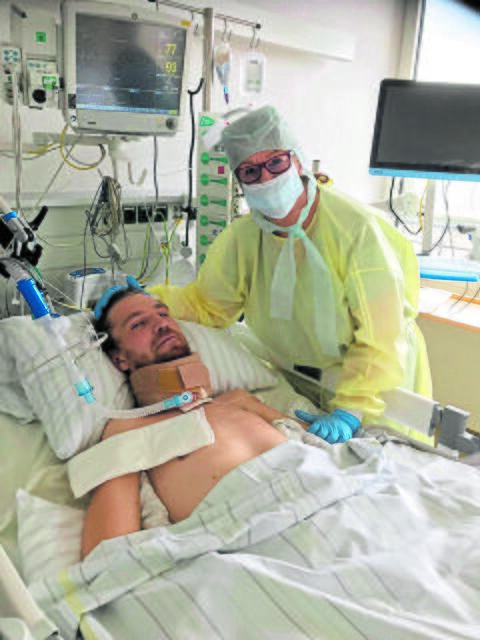 Joel-Matthias Rückert mit seiner Mutter Doris Oswald in der Unfallklinik Boberg/Hamburg | Foto: Oswald