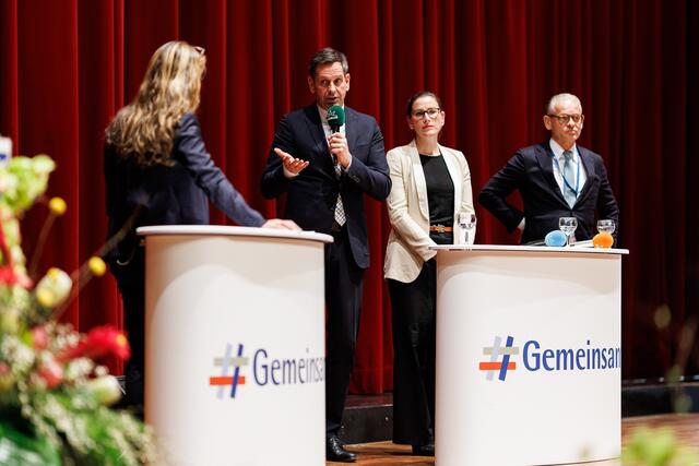 Wie geht es für Europa weiter nach der US-Wahl? Darüber diskutierten (v. li.) der niedersächsische Wirtschaftsminister Olaf Lies, Julia Friedlander, Geschäftsführerin der Atlantik-Brücke e. V., und Hans-Peter Fricke, Geschäftsführer der Fricke Gruppe mit Stammsitz in Heeslingen | Foto: IHK Elbe-Weser / Jörg Struwe