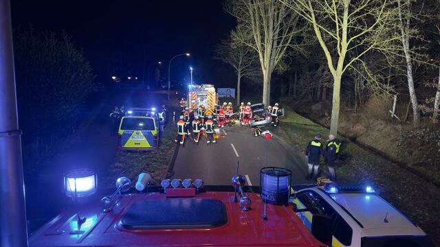 Schnell zur Stelle: Die Maschener Feuerwehr war schon kurz nach dem Unfall vor Ort | Foto: Niels Höger/FF Maschen